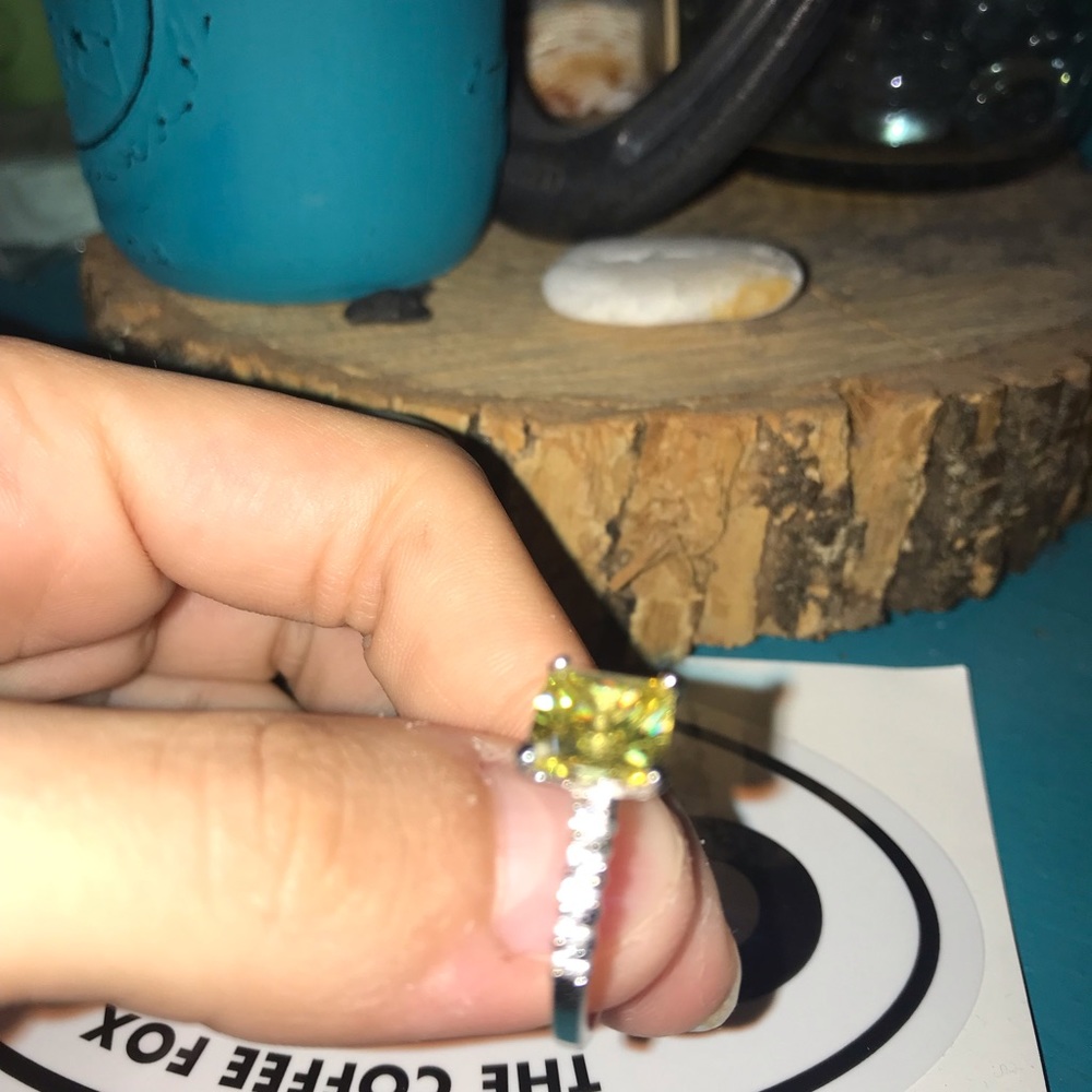 Large diamond ring - Picture 2 of 3